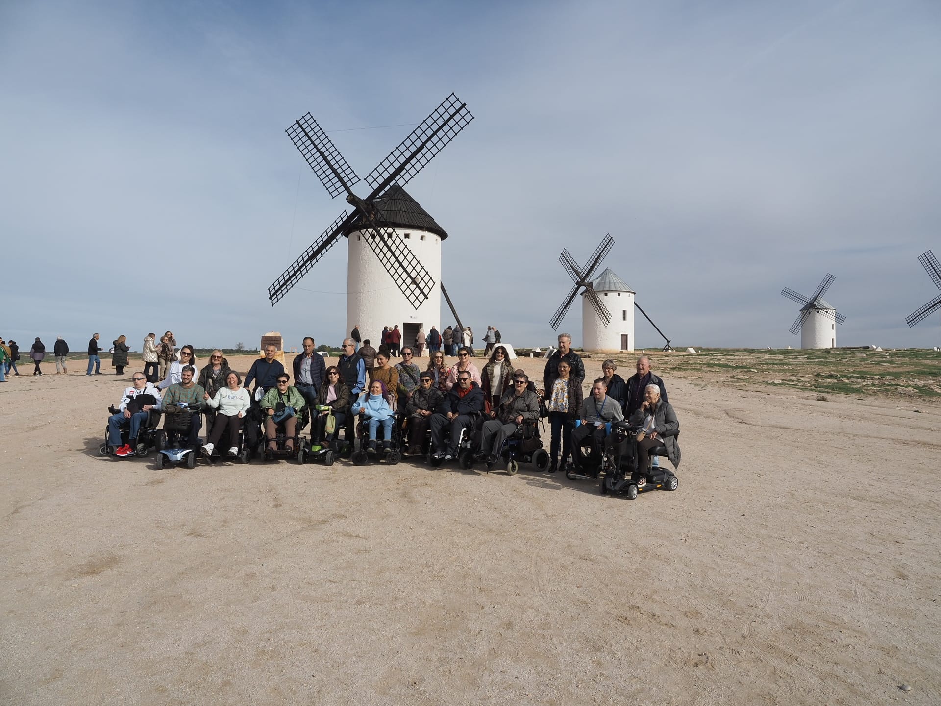 El grupo junto a los molinos de Campo de Criptana