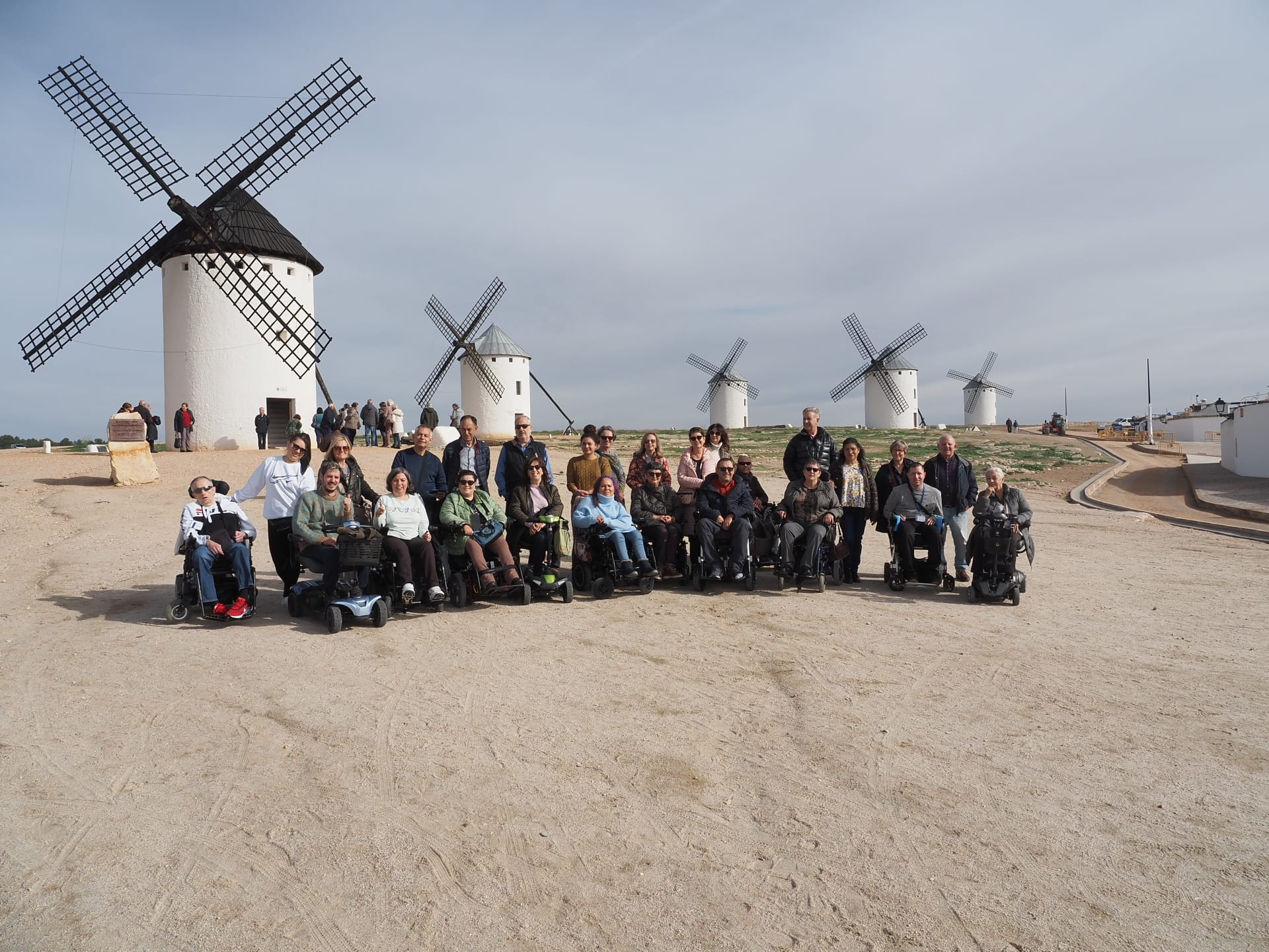Panorámica del grupo en los molinos de La Mancha