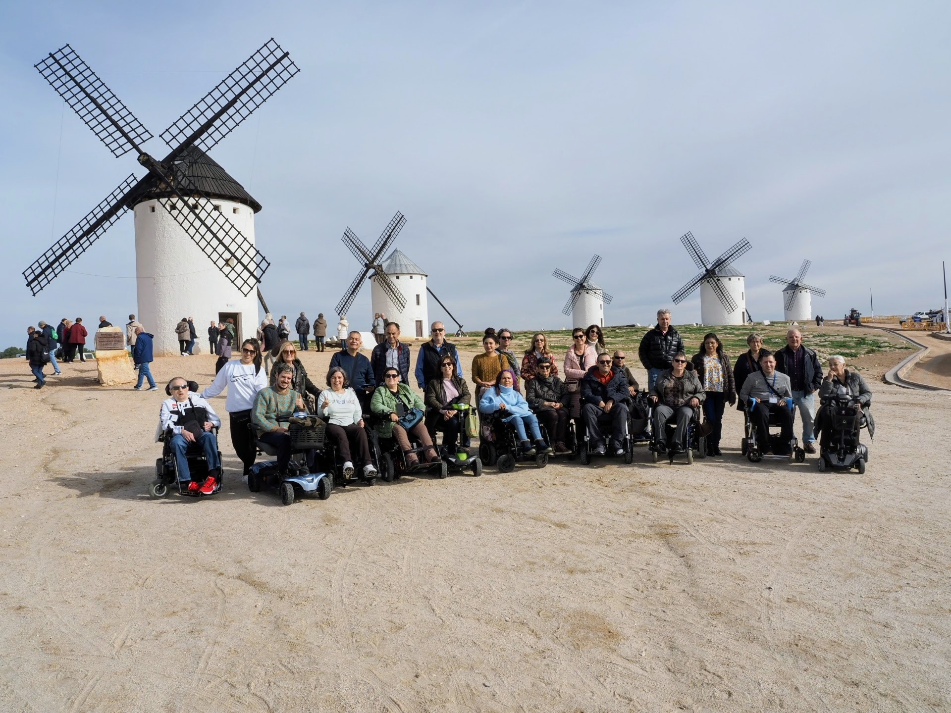 Grupo junto a los molinos de Castilla-La Mancha